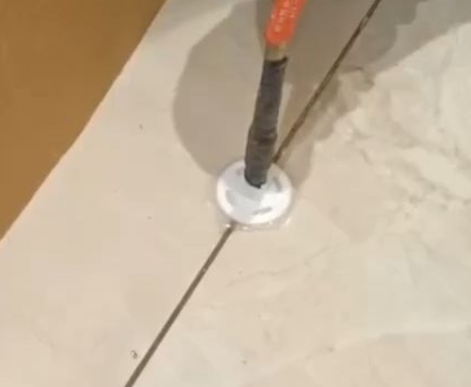 白银瓷砖空鼓维修公司专业解答瓷砖在铺贴过程中，如果没有涂抹均匀到位的粘结材料（如水泥砂浆或瓷砖胶），可能会导致以下问题
