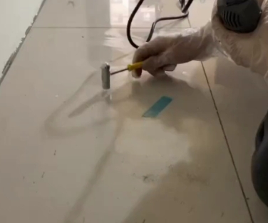 白银瓷砖开裂维修公司专业分享瓷砖在铺贴前如果没有沥干水分，将会导致以下问题